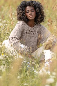 Sweter o grubym splocie z ozdobnym ażurem F1260 mocca