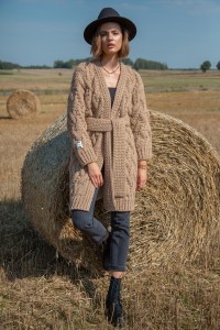 Wełniany kardigan o grubym splocie z paskiem F1480 karmelowy