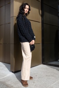 Sweter w warkoczowy splot z okrągłym dekoltem F1747 czarny