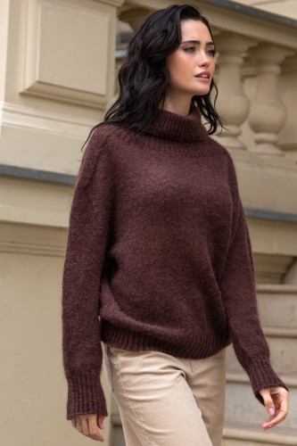 Bezszwowy sweter oversize z golfem z wełny kid moher i merynos F1750 brązowy