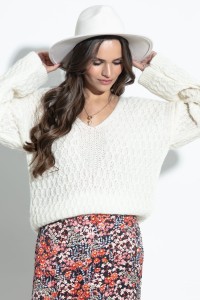 Elegancki sweter z dekoltem w serek F1377 ecru