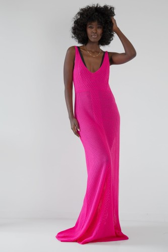 Długa ażurowa sukienka na ramiączkach F1866 amarantowa