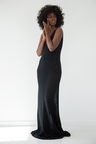 Długa ażurowa sukienka na ramiączkach F1866 czarna