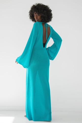 Długa ażurowa sukienka z bawełny z głębokim dekoltem na plecach F1865 niebieska