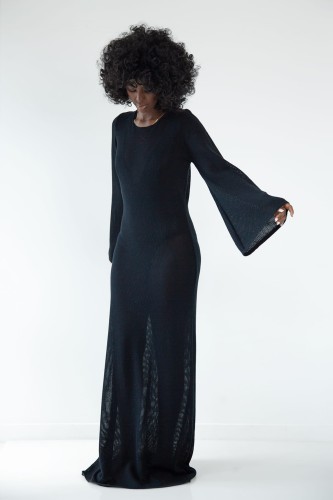 Długa ażurowa sukienka z bawełny z głębokim dekoltem na plecach F1865 czarna