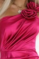 Długa satynowa sukienka na jedno ramię z różą i rozcięciem na spódnicy - różowa