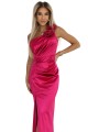 Długa satynowa sukienka na jedno ramię z różą i rozcięciem na spódnicy - różowa