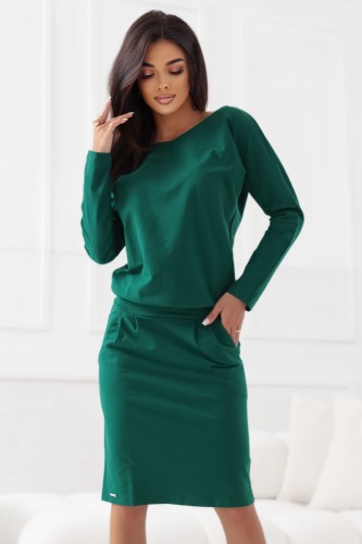 Dresowa sukienka z długim rękawem i kieszeniami – wygodny fason z dekoltem na plecach - zielona