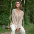 Sweter z wełny alpaki z dekoltem F1395 beżowy