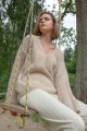 Sweter z wełny alpaki z dekoltem F1395 beżowy