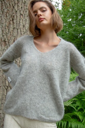Sweter z wełny alpaki z dekoltem F1395 szary