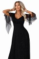 Długa połyskująca w świetle suknia z dekoltem i transparentnym rękawkiem - czarna