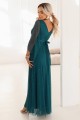 Długa połyskująca w świetle suknia z dekoltem i transparentnym rękawkiem - szmaragdowa zieleń