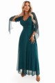 Długa połyskująca w świetle suknia z dekoltem i transparentnym rękawkiem - szmaragdowa zieleń