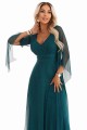Długa połyskująca w świetle suknia z dekoltem i transparentnym rękawkiem - szmaragdowa zieleń