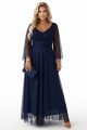 Długa połyskująca w świetle suknia z dekoltem i transparentnym rękawkiem - granatowa