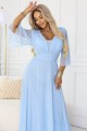 Długa połyskująca sukienka plus size z dekoltem i transparentnym rękawkiem - błękitna
