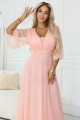 Długa połyskująca sukienka plus size z dekoltem i transparentnym rękawkiem - brzoskwiniowa