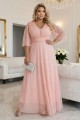Długa połyskująca sukienka plus size z dekoltem i transparentnym rękawkiem - brzoskwiniowa