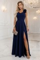 Elegancka wieczorowa suknia maxi z rozcięciem i kwiatem na ramieniu - granatowa