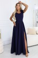 Elegancka wieczorowa suknia maxi z rozcięciem i kwiatem na ramieniu - granatowa