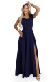 Elegancka wieczorowa suknia maxi z rozcięciem i kwiatem na ramieniu - granatowa