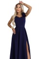 Elegancka wieczorowa suknia maxi z rozcięciem i kwiatem na ramieniu - granatowa
