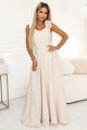 Elegancka wieczorowa suknia maxi z rozcięciem i kwiatem na ramieniu - beżowa