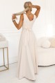Elegancka wieczorowa suknia maxi z rozcięciem i kwiatem na ramieniu - beżowa