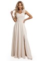 Elegancka wieczorowa suknia maxi z rozcięciem i kwiatem na ramieniu - beżowa