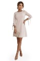 8258195-12 ALICE Trapezowa sukienka mini z kokardą i wiązanymi rękawami - beżowa-9