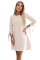 8258195-12 ALICE Trapezowa sukienka mini z kokardą i wiązanymi rękawami - beżowa-10