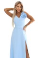8261669-2 Sukienka maxi na wesele z kwiatem na ramieniu i rozcięciem - błękitna-12