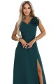 8263669-1 Romantyczna sukienka maxi z kwiatem na ramieniu i rozcięciem - zieleń butelkowa-12