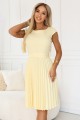 8287311-21 LILA Klasyczna plisowana sukienka z krótkim rękawkiem i paskiem - masełkowy żółty-1