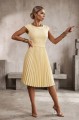 8287311-21 LILA Klasyczna plisowana sukienka z krótkim rękawkiem i paskiem - masełkowy żółty-3