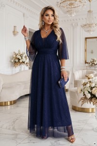 654-7 Długa połyskująca sukienka plus size z dekoltem i transparentnym rękawkiem - granatowa