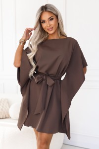 287-50 SOFIA Kobieca sukienka typu motyl z wiązaniem w pasie - brąz mokka