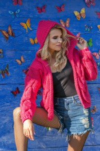 Krótki kardigan z kapturem bomberka – wełna i alpaka F580 różowy