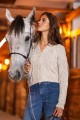 Krótki kardigan damski z aranowym splotem - elegancki sweter na guziki beżowy